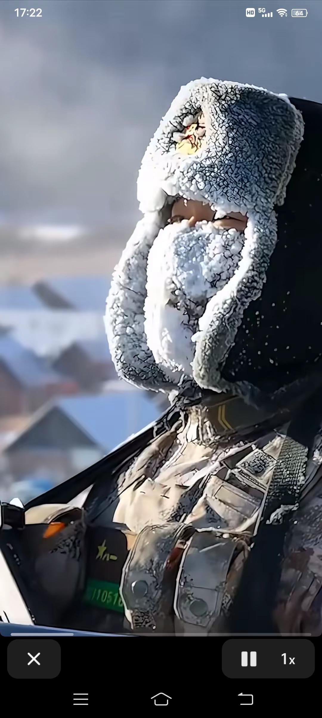 当年我也曾在冰天雪地里手握钢枪，身着戎装注视着周围的一切。