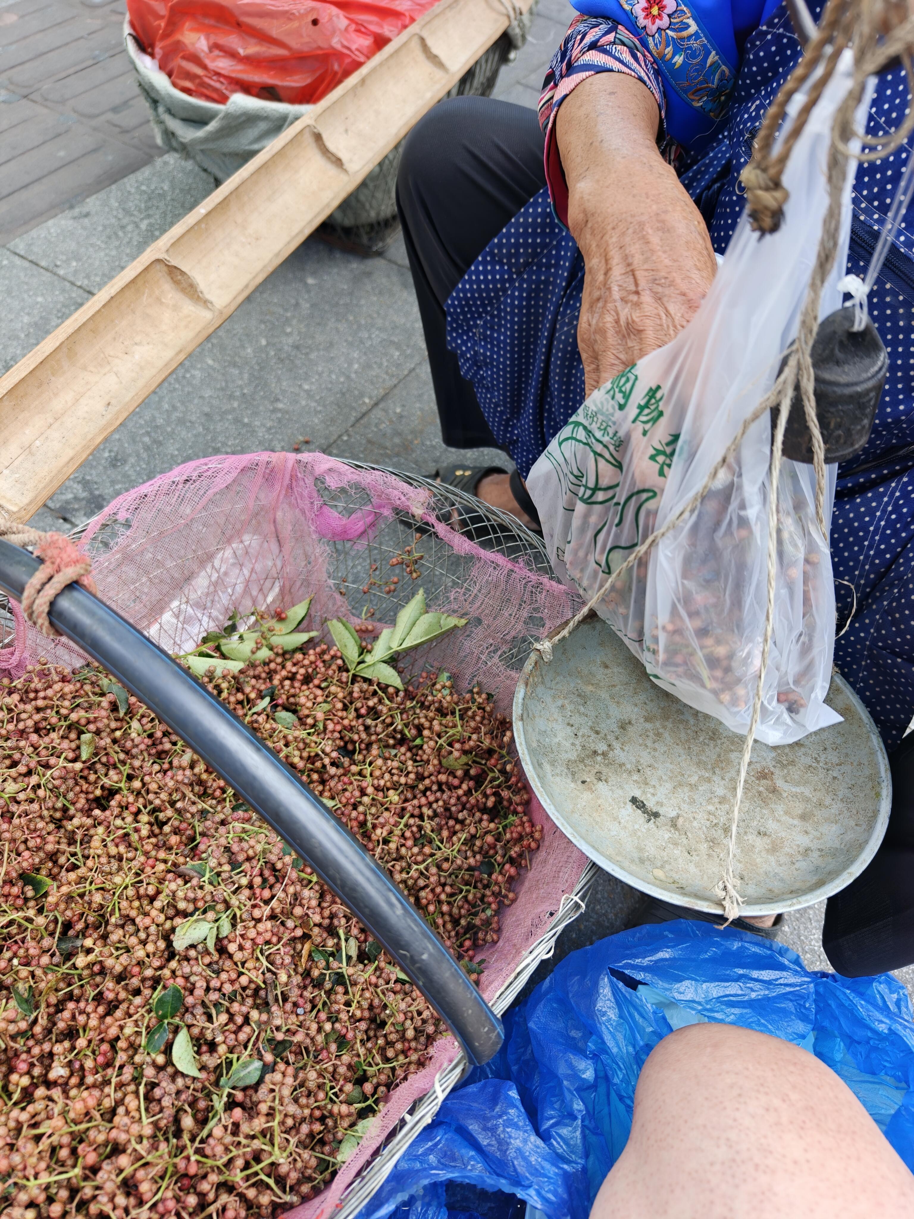苗族老奶奶卖的新鲜生花椒，12块一单斤，可以买回去泡花椒油。 