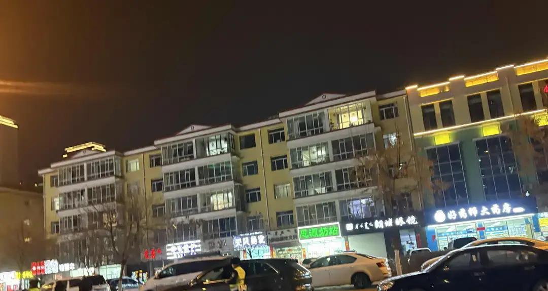 罚单礼物排着队送达。

呼市金游城，路边车辆被贴得一辆挨一辆。交警的效率惊人，两