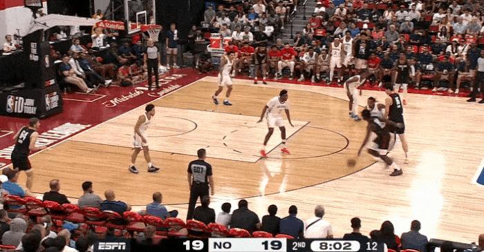 被无视了？杨瀚森三分对手直接无视！
在今天NBA夏季联赛开拓者对阵鹈鹕的第二节比