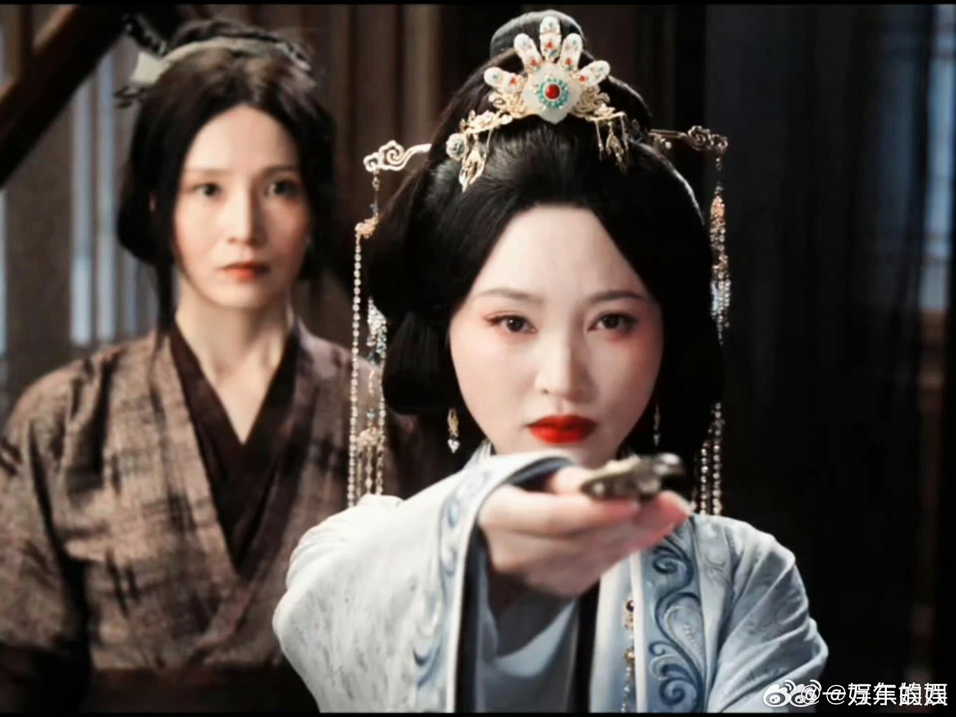 金莎艾米新剧强母无弱女剧中母女二人气场一脉相承，金莎饰演的郡主有勇有谋，悉心教导