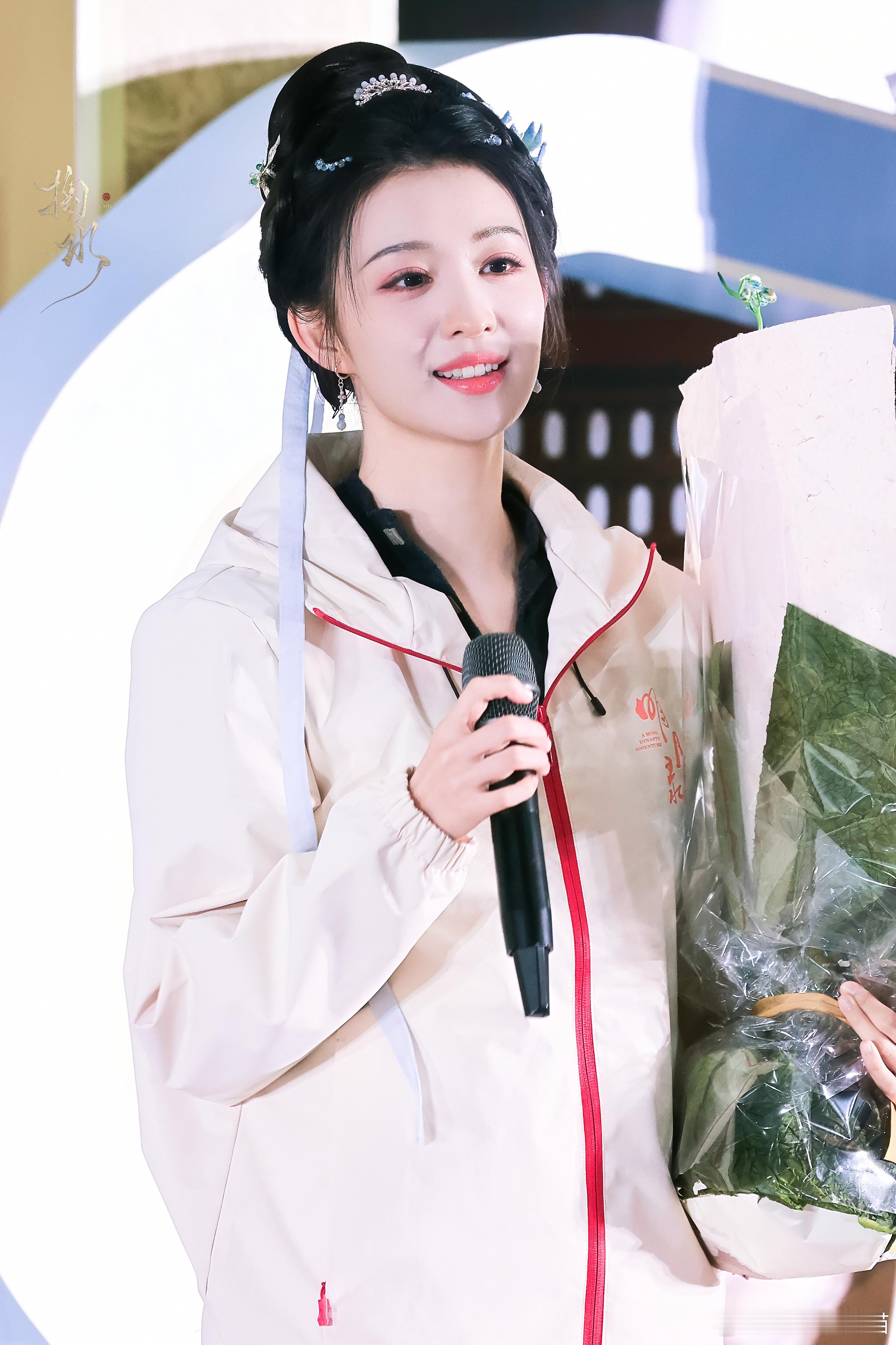 妆发好像柳眠棠啊 期待一下衣服 ​​​