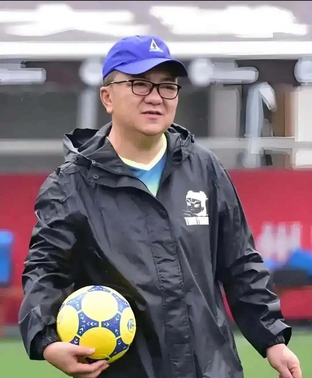 董路无正规足协教练资质，以技术指导身份率中国足球小将意大利赛事全胜夺冠
 
关注
