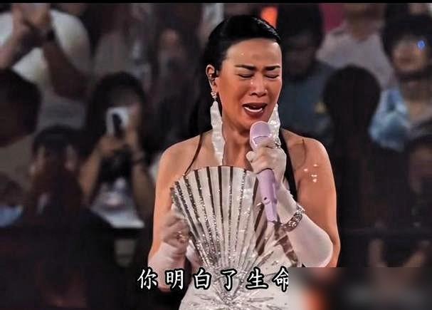 怪不得那英哭成那样，不查不知道，一查就懂了，58岁的她今晚开演唱会，唱到《回声》