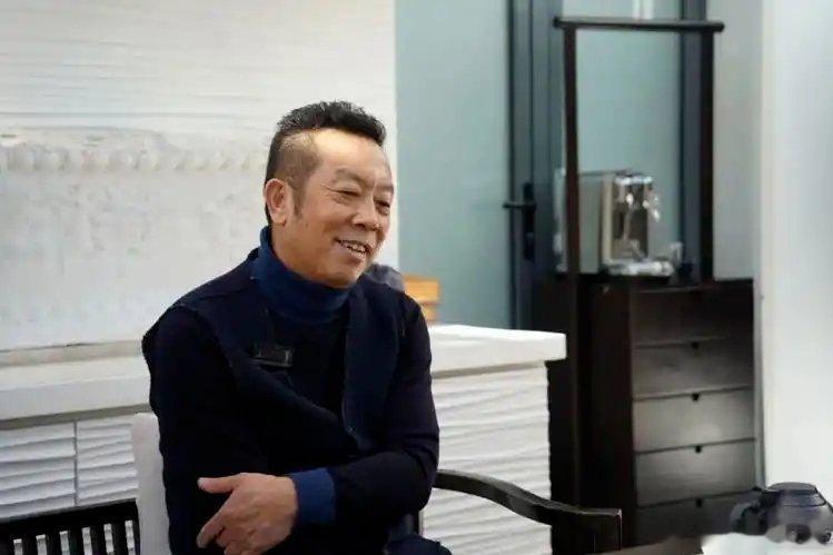 凤凰新闻【贾国龙首次回应西贝预制菜风波：不应该硬刚，降价菜品不会再涨价】沉默10