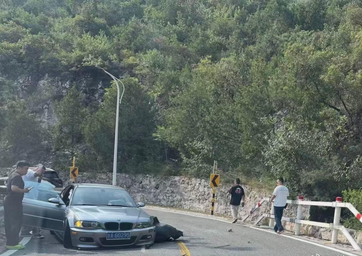 今天发生在京郊山路的事故，京牌手动宝马E46 M3，太可惜了。这就是我近几年不在