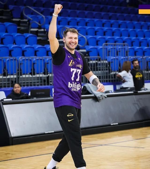 那天晚上刷手机，屏幕光刺得眼睛发酸，顺手点开NBA数据统计吓了一跳。卢卡·东契奇