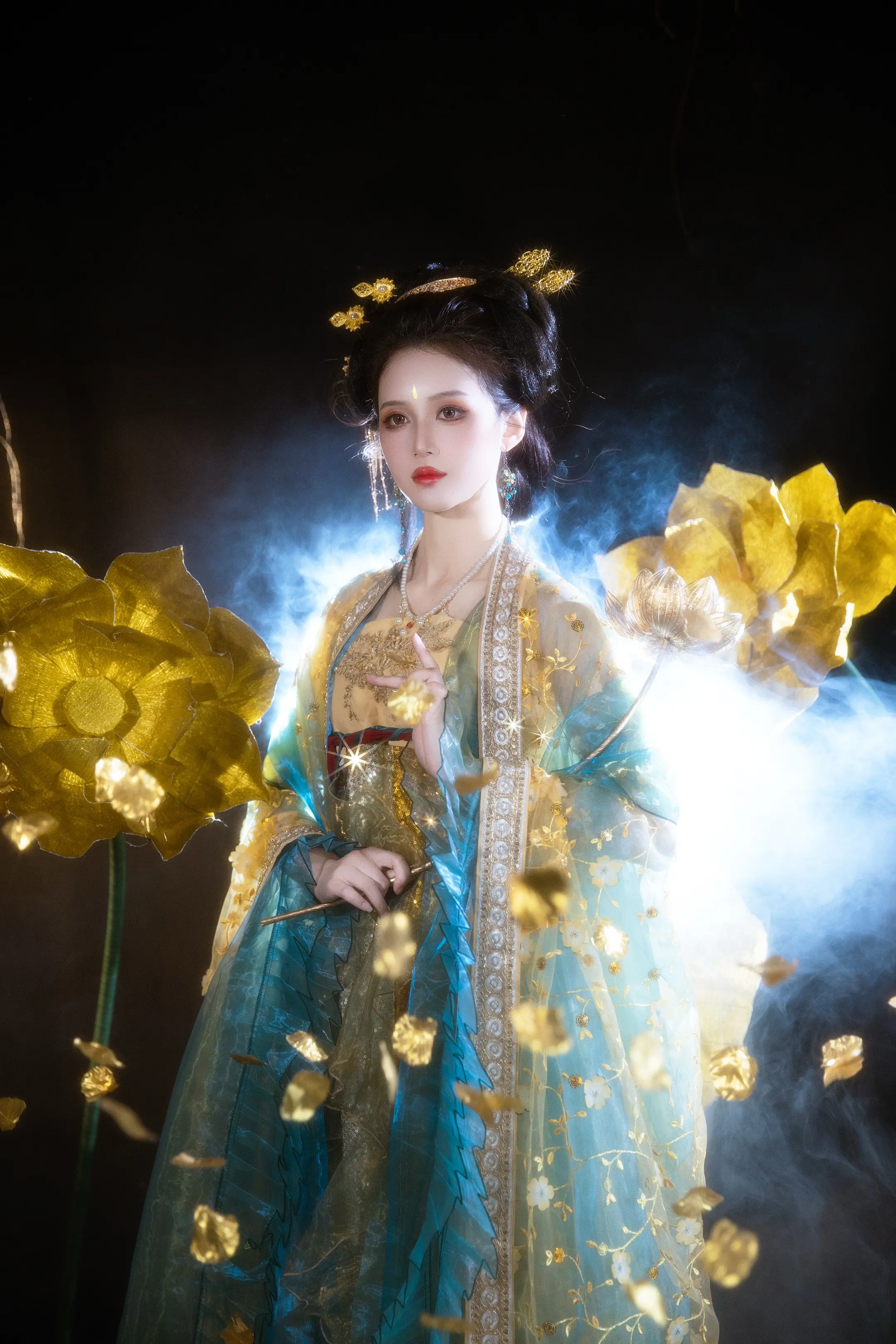 我不知道啊，够不够神女？我：这套衣服我想要一些神性的感觉，类似于神女那...