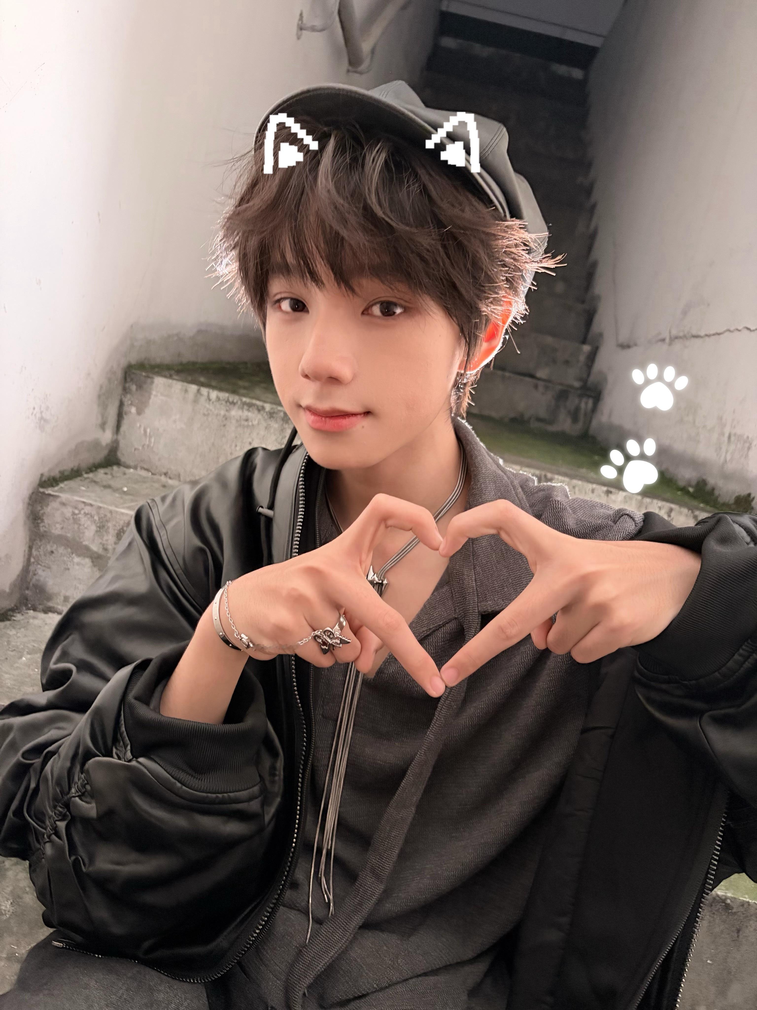 王橹杰今晚营业图真的又帅又萌啊，是一款什么风格都能驾驭的百变练习生，欢迎了解 这