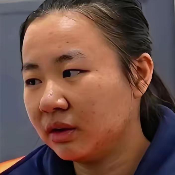 明珍珍一夜白头，站在审判席上，昔日的嚣张气焰荡然无存。她怕了，因她深知罪孽深重—