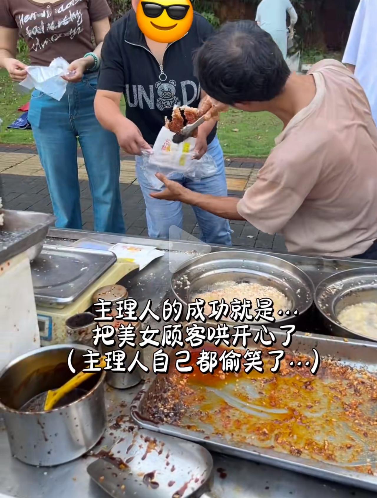 鸡排哥被拽衣服那下，我算看透流量里最恶心的事儿！

有人喊着“让后排看清”，伸手