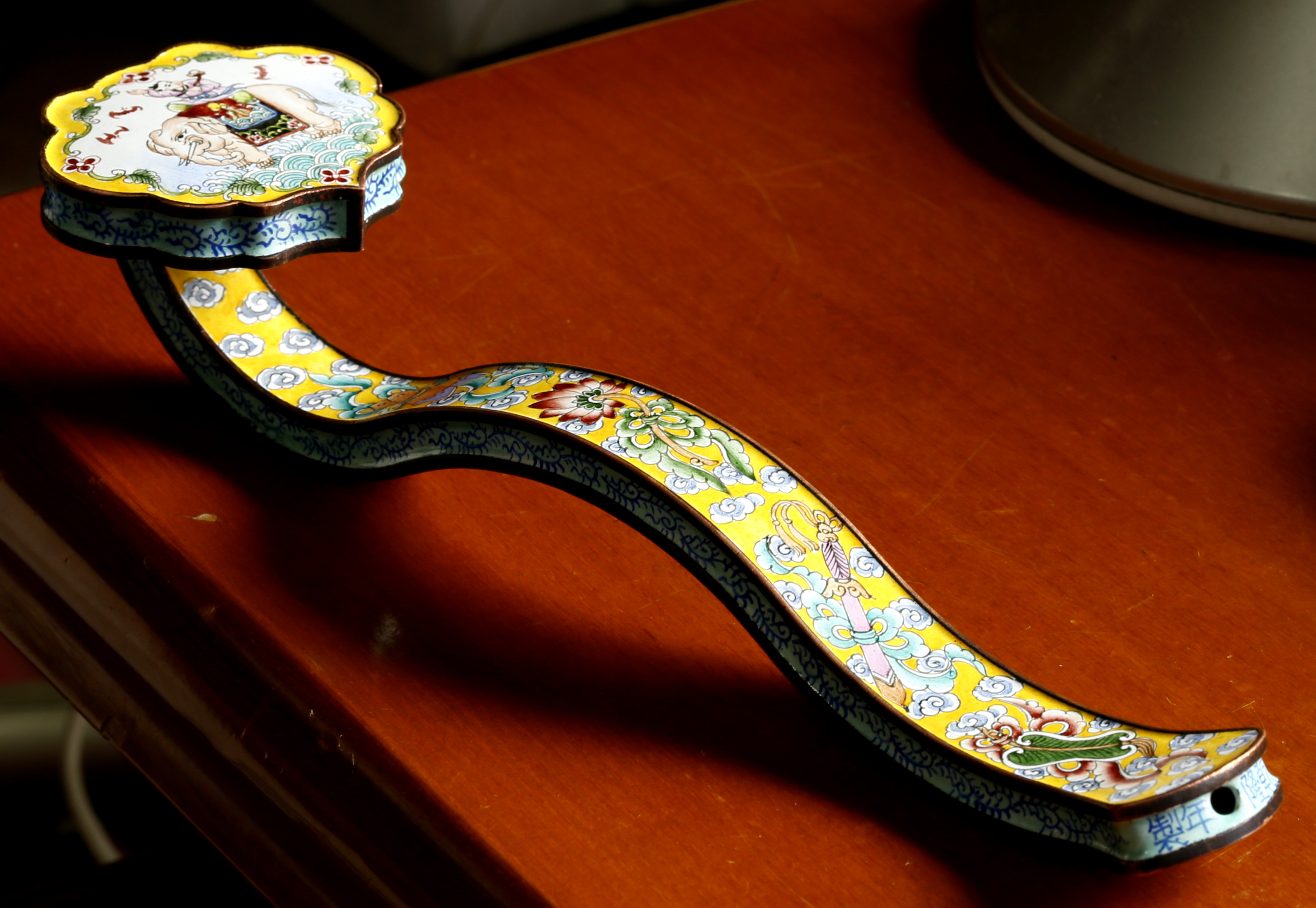 清乾隆 . 铜胎畫珐琅太平有象八宝纹如意一件尺寸：长24厘米，头宽65.6MM，