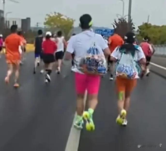 苏州马拉松“进货男女”已找到，有2件事已经确定：
1、他们已经把能量胶吃完了，就
