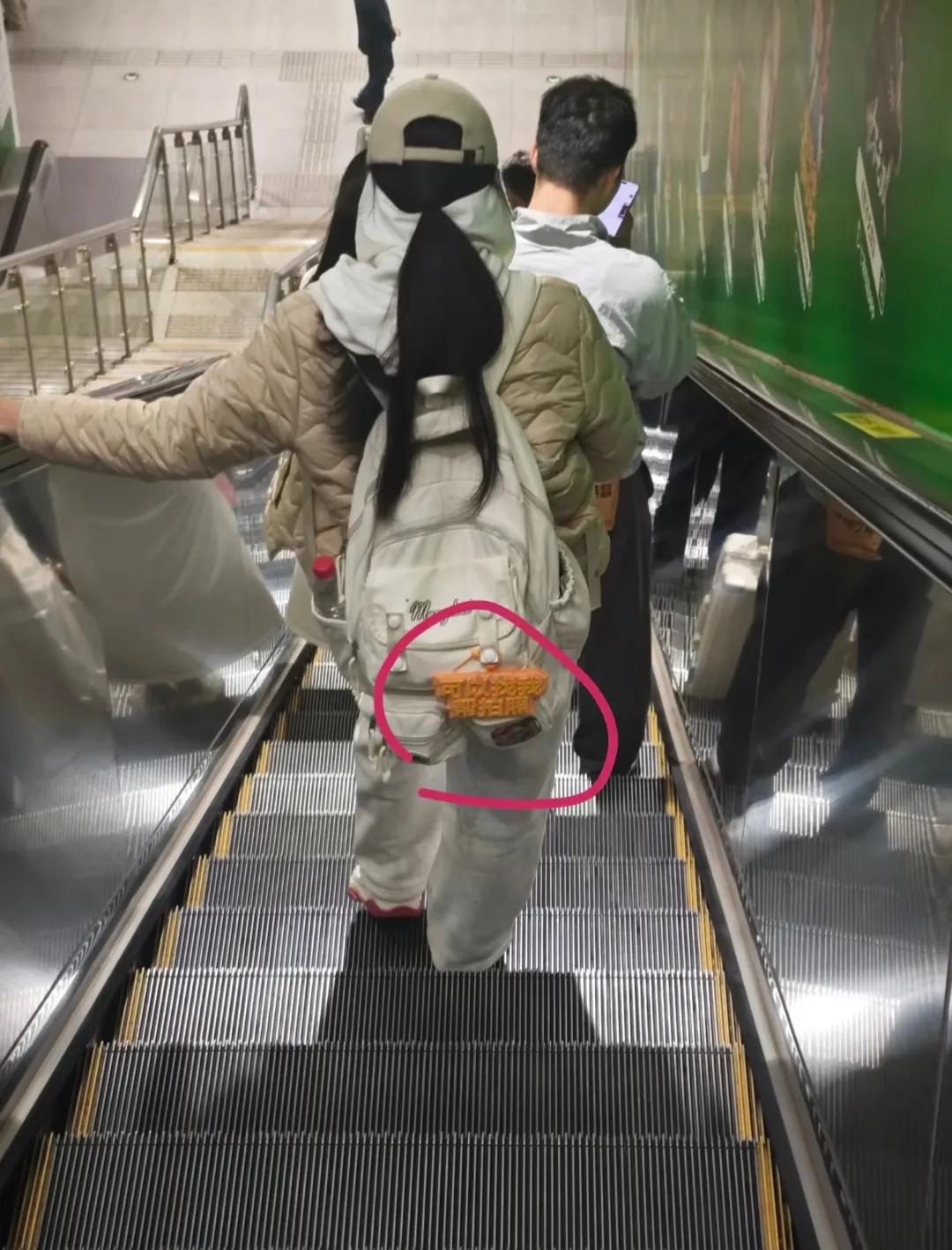坐地铁时看到的，这姑娘太善良了吧！
