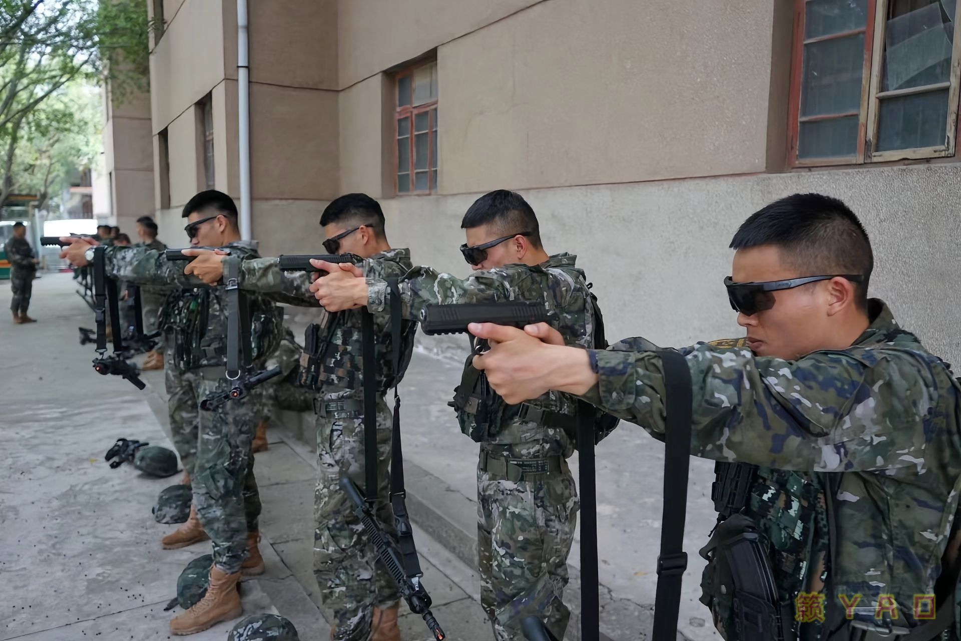 手枪据枪练习挂这些水壶啊烧火棍啊还算马马虎虎，能起多大作用先不说，起码算是没直接