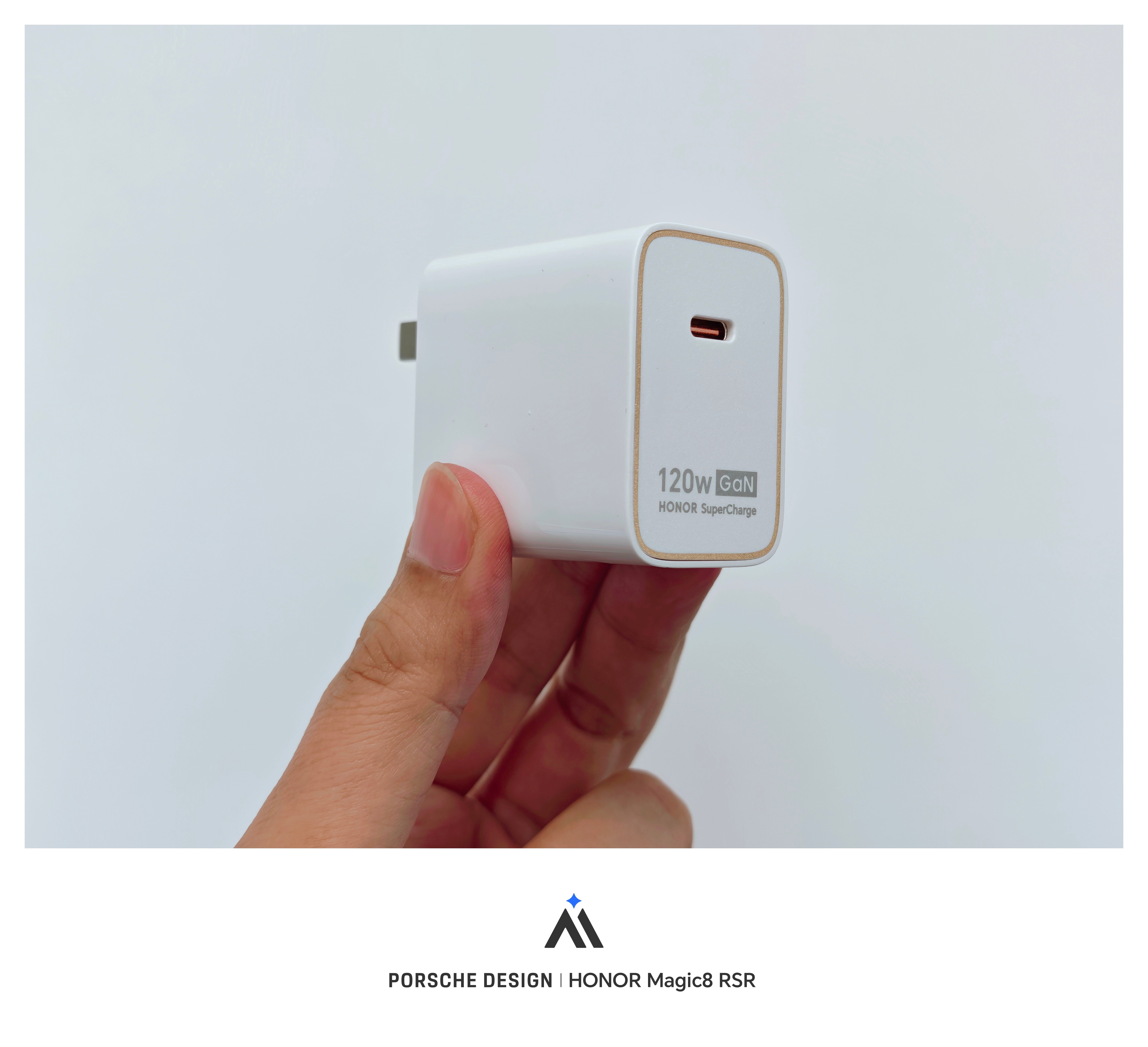 来来来，转发+关注，由给大家抽一个荣耀魔方全能充电器，氮化镓材质体积超小，而且支