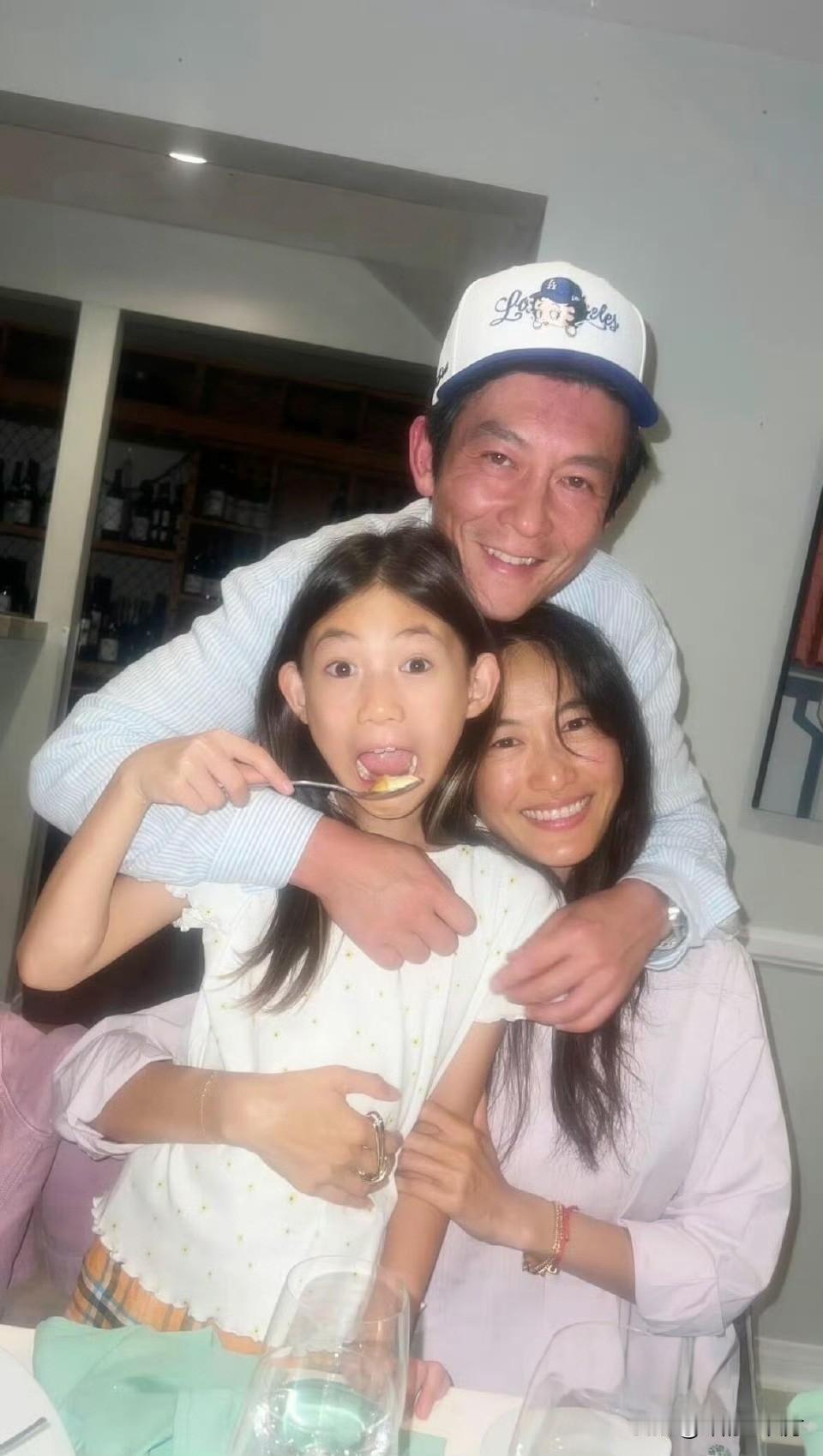 当年的“痞帅”大男孩已经老去了，现在他是好父亲和好丈夫！

还记得当年千机变里的