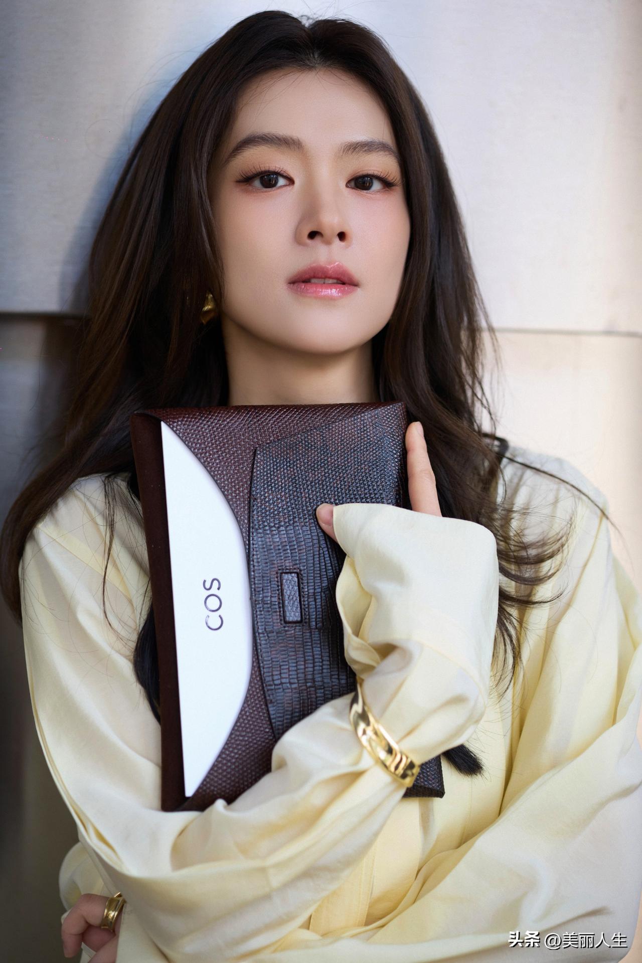 优雅气质，手捧COS包，时尚穿搭指南