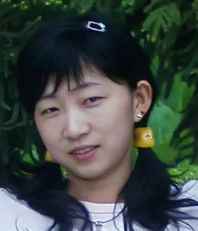 1968年，18岁的林碧春远嫁47岁非洲总统，婚后备受宠爱。然而，自从生下两个女