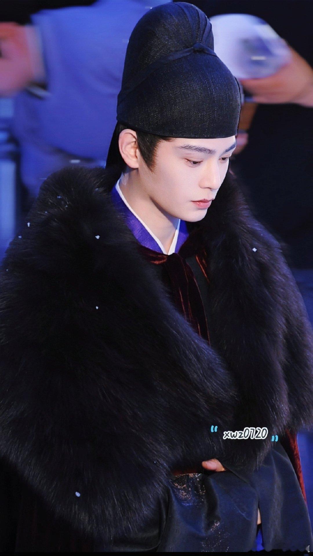 丁禹兮司宫令雪中大氅造型司宫令玄色毛领大氅气质绝佳，身姿挺拔温润雅致，妥妥世家贵