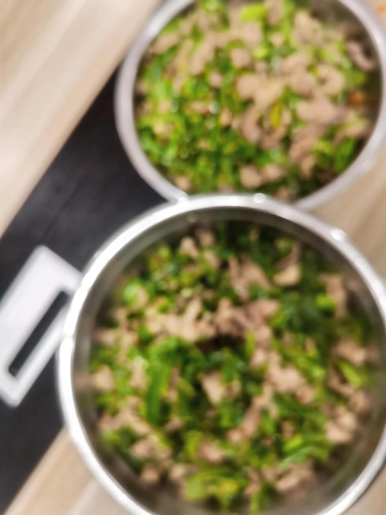 今日公司食堂菜谱：
青椒炒肉
荷兰豆炒五花肉
淮山骨头汤。

今天就是小年了许个