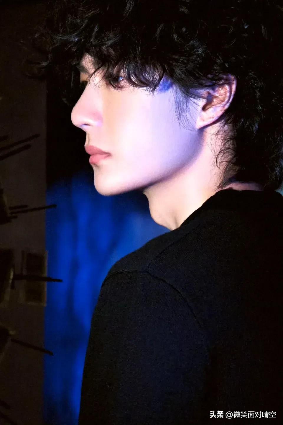 说起王一博凭实力圈粉，能将万年不追星的人一网打尽——
不得不说春晚舞台。一露面就