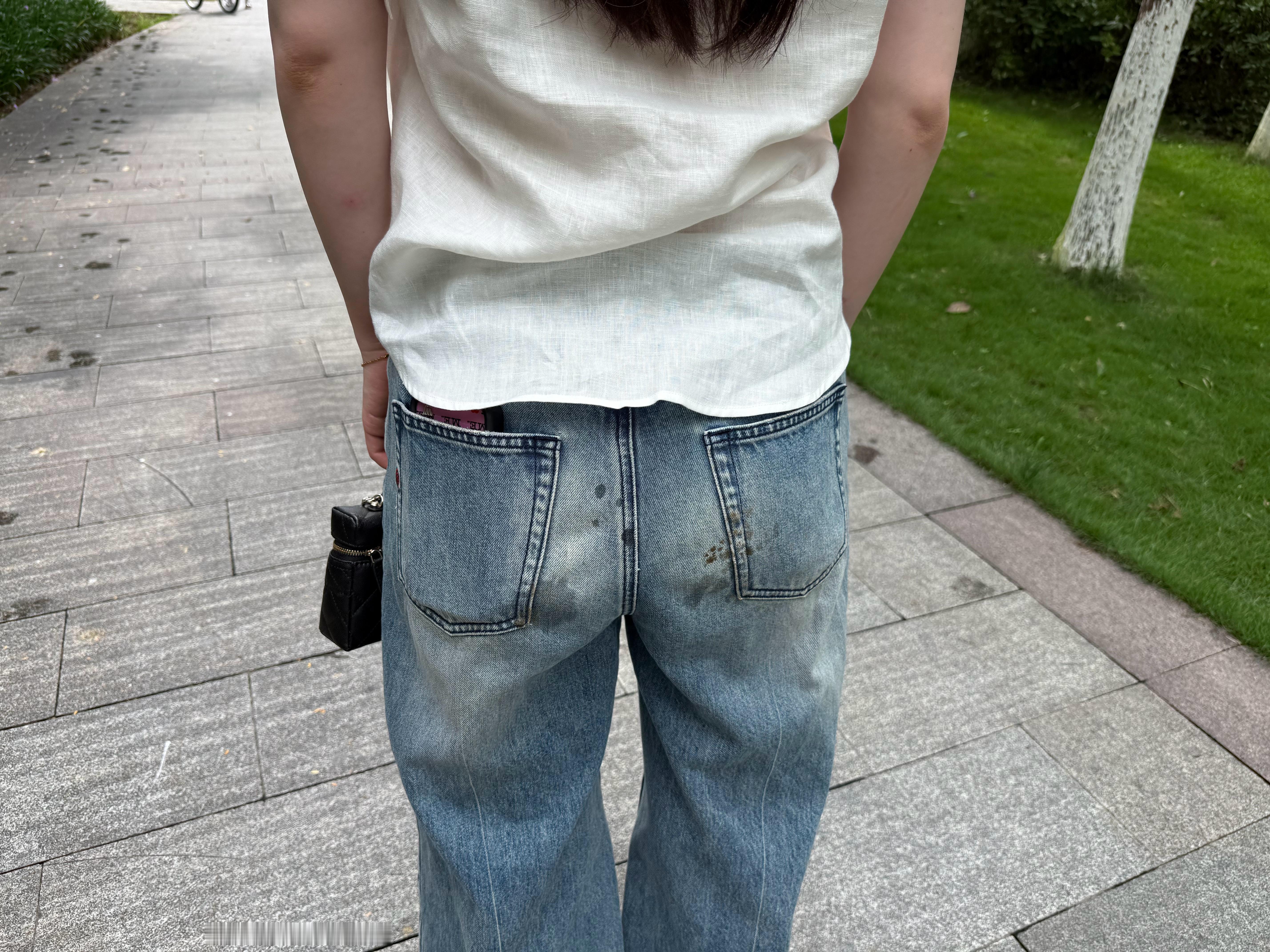 逛公园，坐在草地上，好像一屁股坐到狗屎了，把裤子也弄脏了。。。外面实在是太热了，