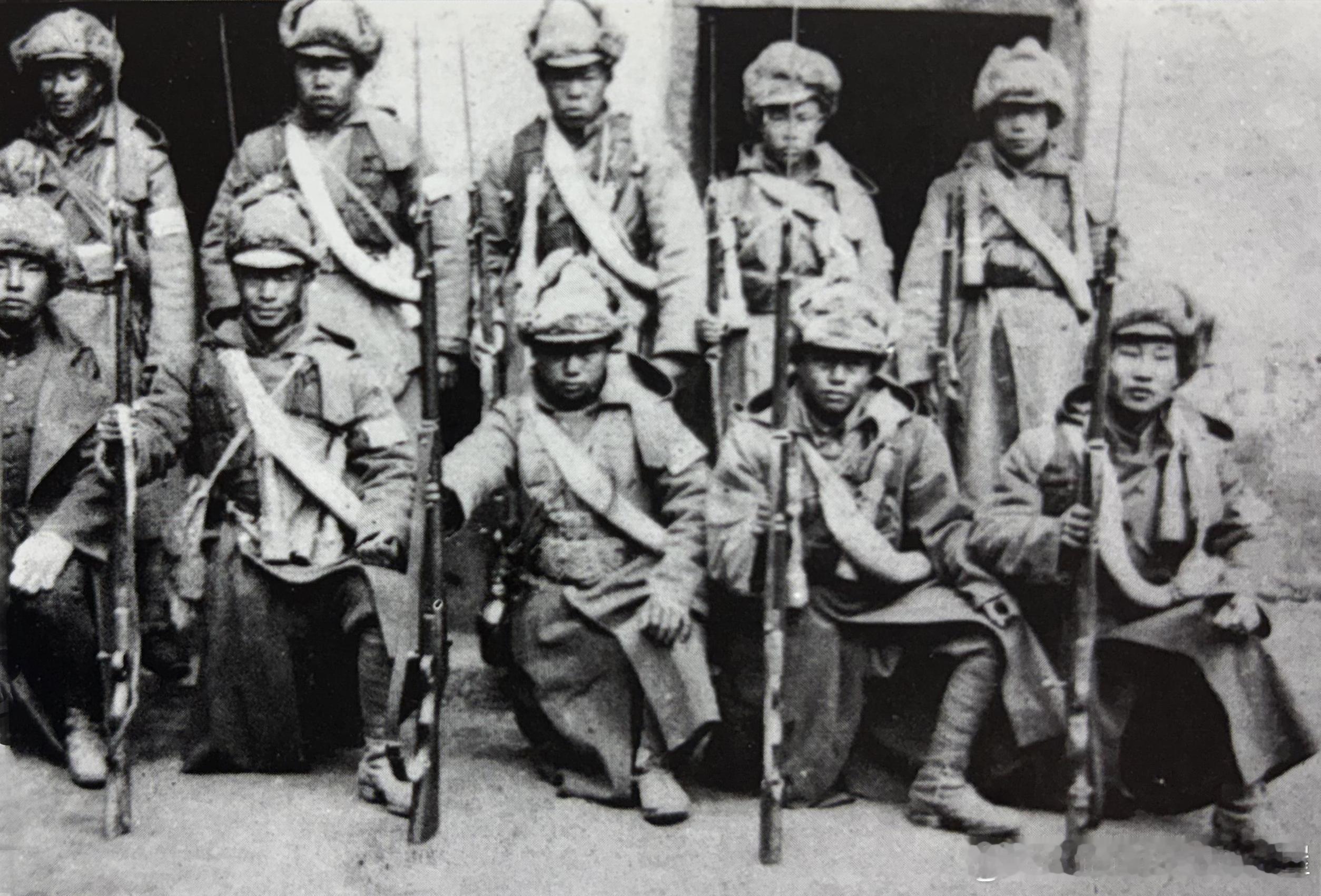 1938年3月16日神头岭伏击战后，战士们身穿缴获的日军军服，手持缴获的三八式步