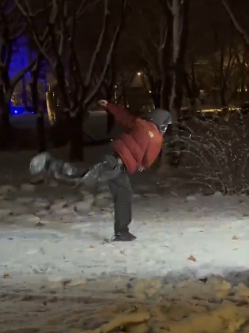 啊啊啊啊打雪仗的姿势也太可爱了吧用了所有的力气扔出去感觉整个人飞起来了