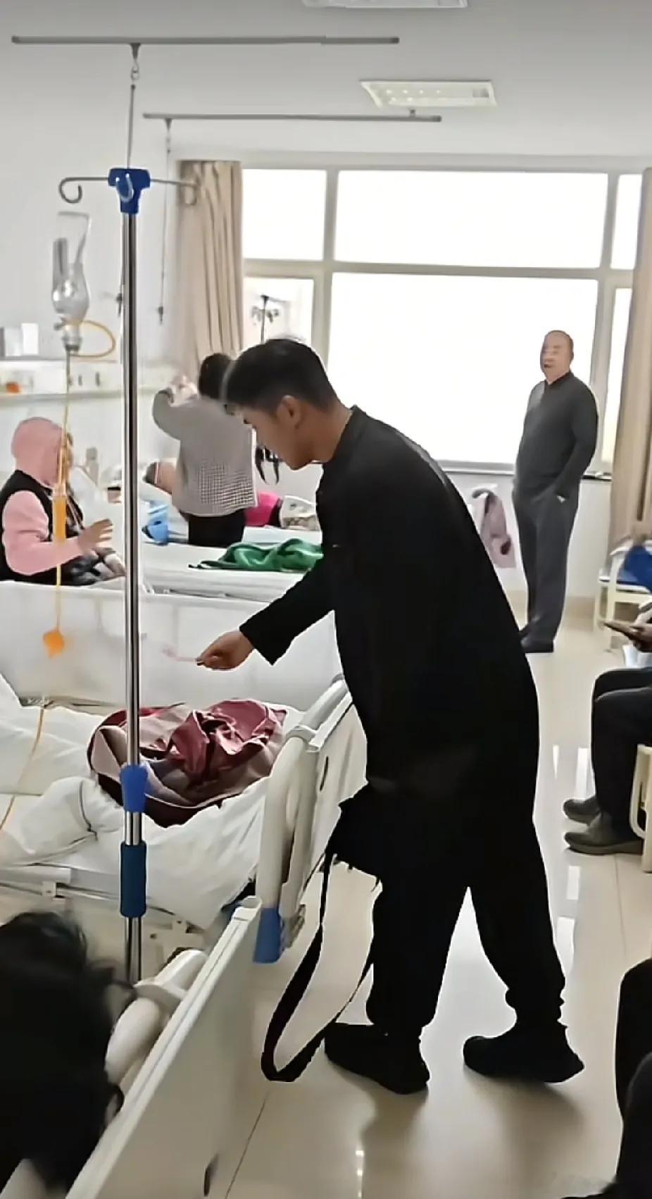 吉林，一家医院住院部病房里，患者们正躺在床上输液，陪护家人守在床边。这时，一名男