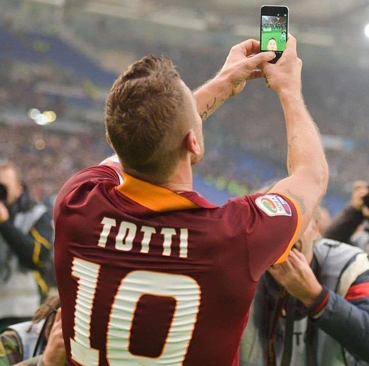 托蒂的自拍技术这么差？[what]或许是在背景中有所企图，[偷笑][笑哭][捂脸