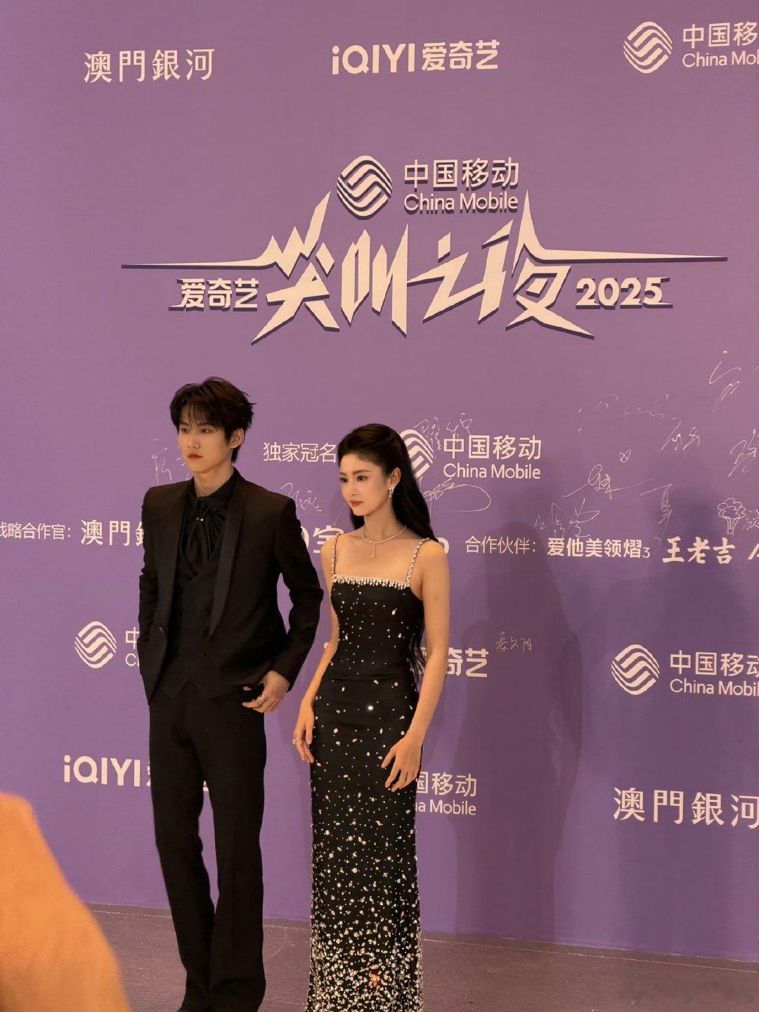 周柯宇红毯最快换装 周柯宇尖叫之夜杀疯了！光速换西装外套二刷红毯，新剧组加持+帅