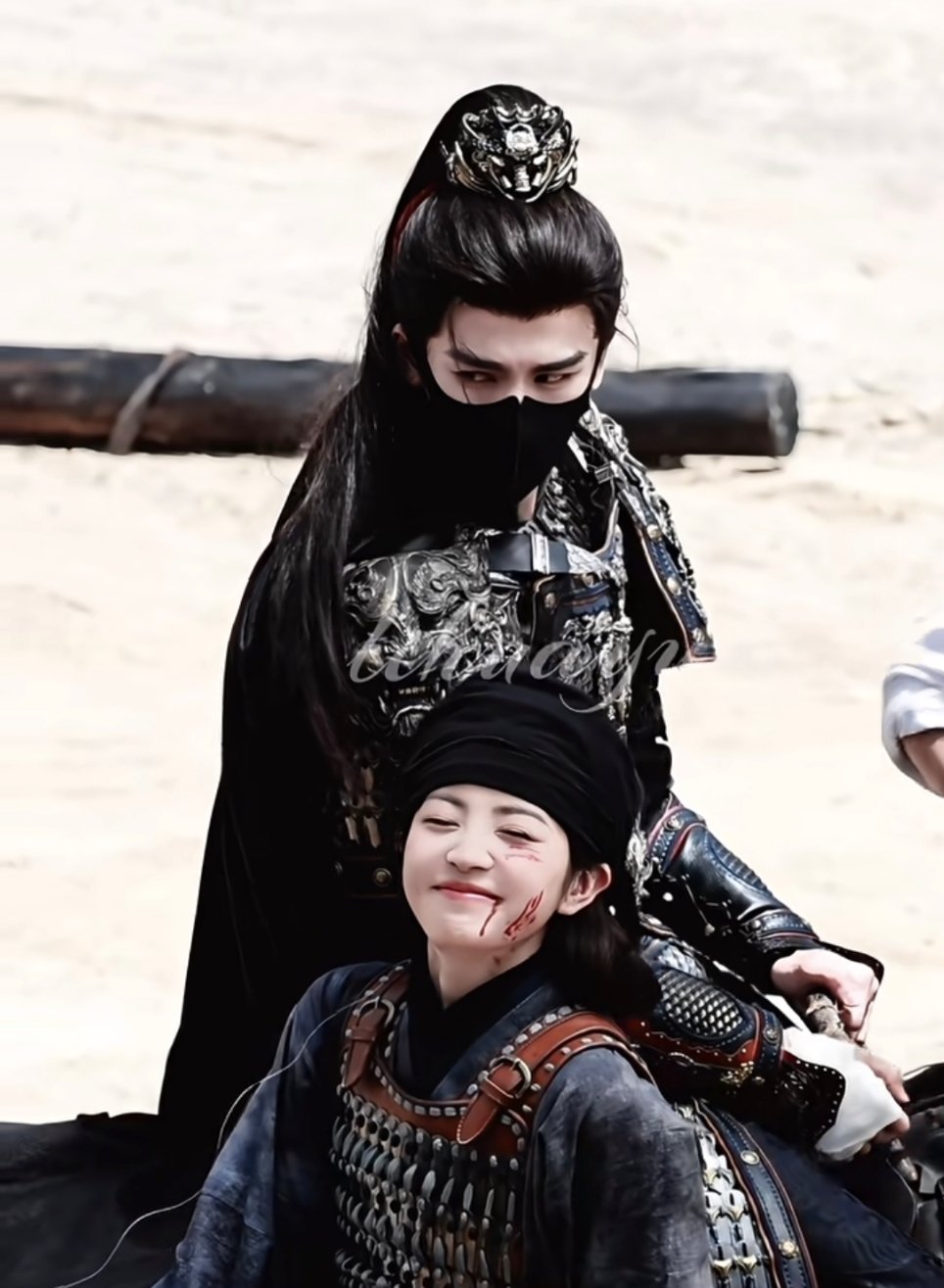 小太阳兔子后面跟着一个黑漆漆的老公ps这个口罩好像谢征的止咬器喔 