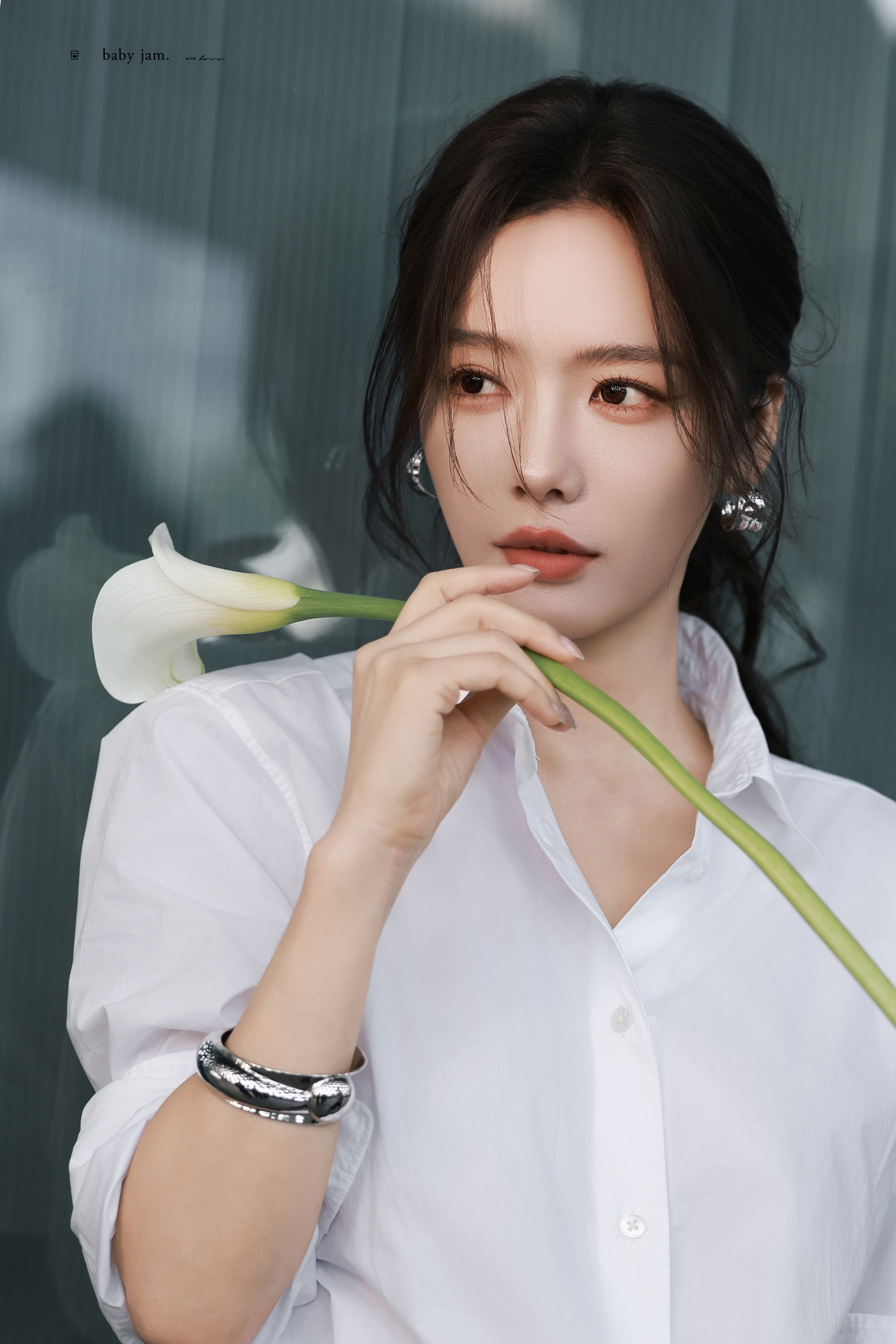 蔡文静 简约白衫衬出清隽风骨，咖色阔腿裤藏着慵懒气场，在几何光影里，把松弛与利落