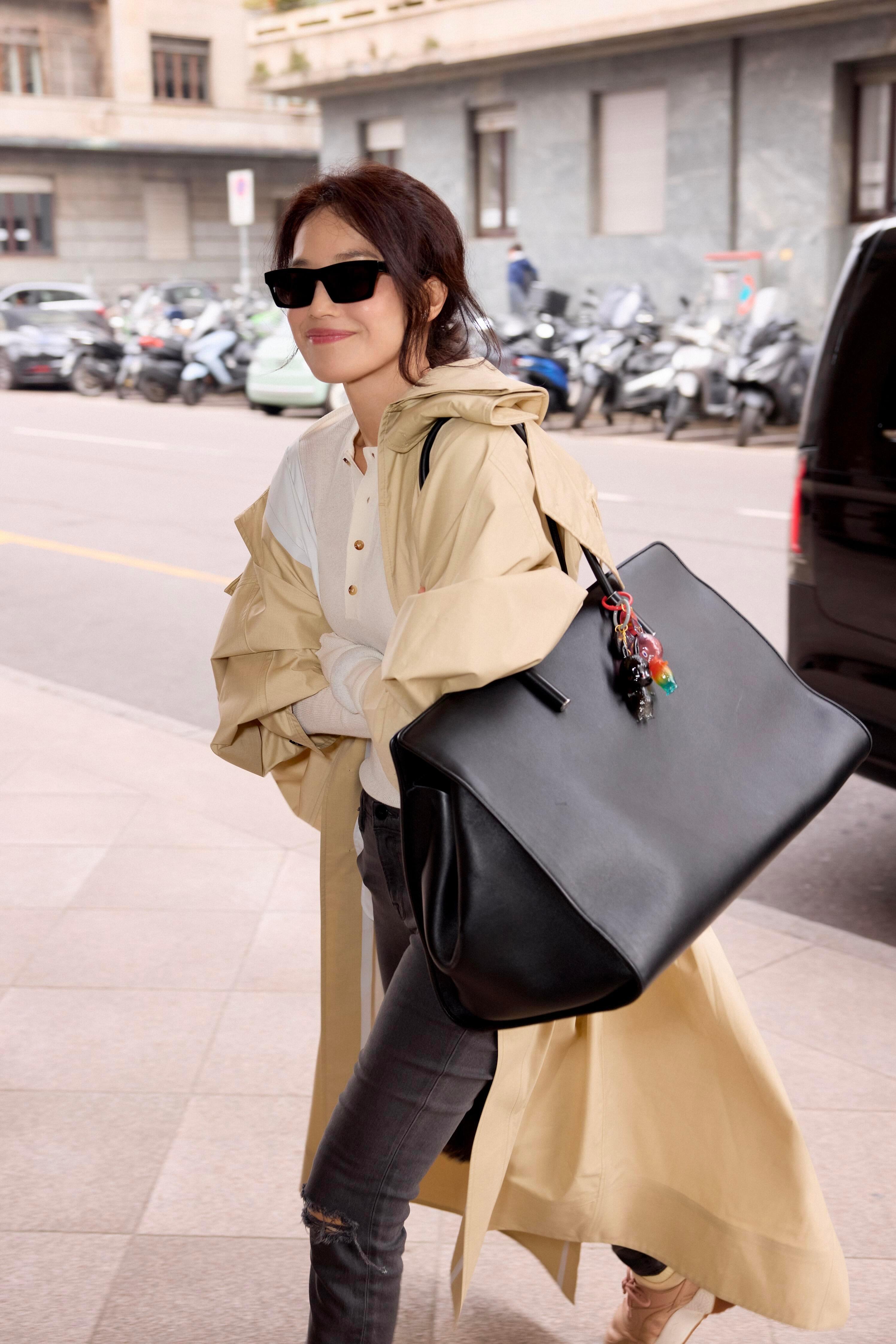 舒淇妈咪抵达米兰 即将出席Bottega Veneta大秀松弛感十足✨ 