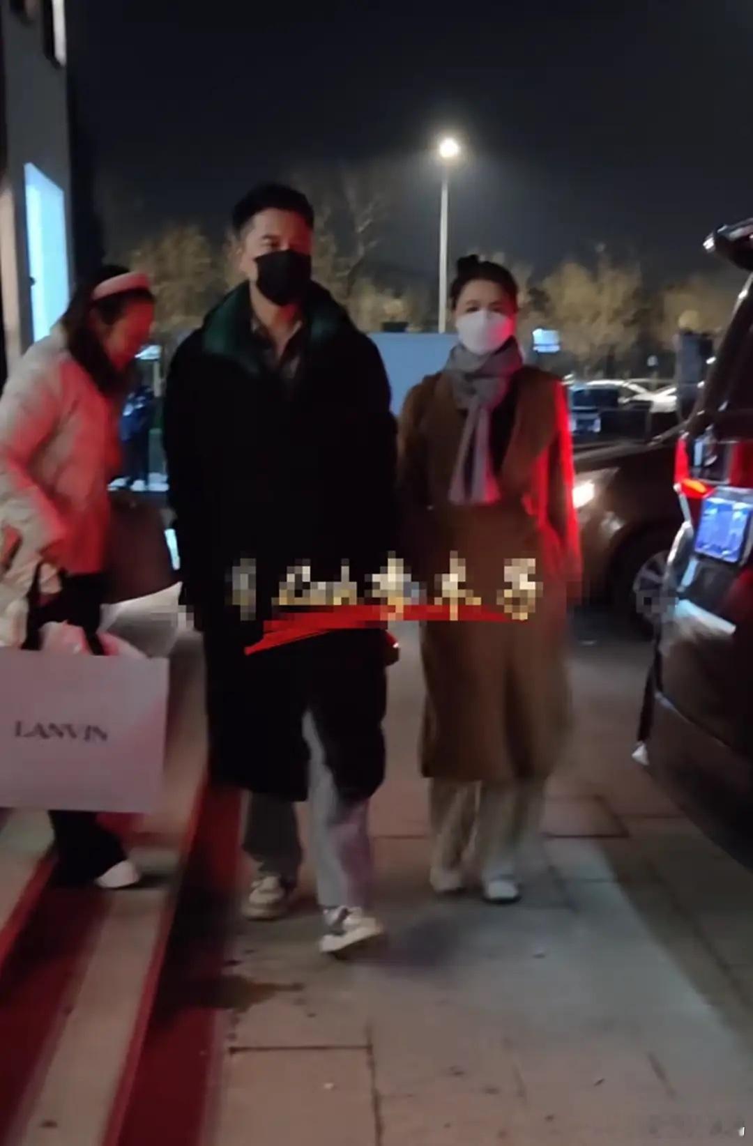 偶遇王雷，李小萌婆婆露面170高个体态年轻，69岁与儿子像同龄人！ 