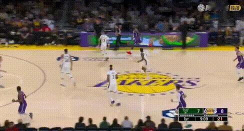 刚3分钟！王子星：詹姆斯第2次抱怨了。
哈哈，本来背打欺负小个的，结果把自己上地