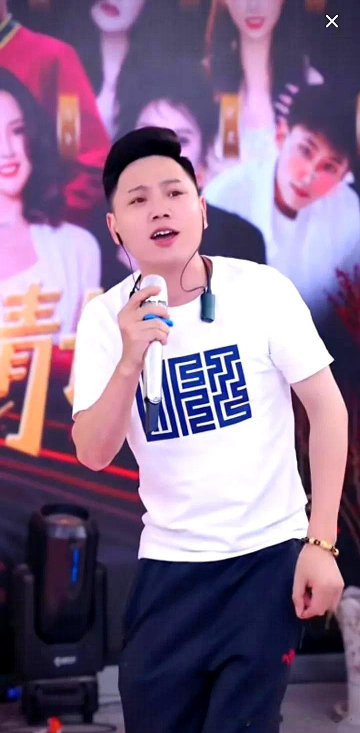 昨天是阿依嫫的生日庆典，活动都已经开始了，还不见农村幺哥到现场，但是却是在榜上坐