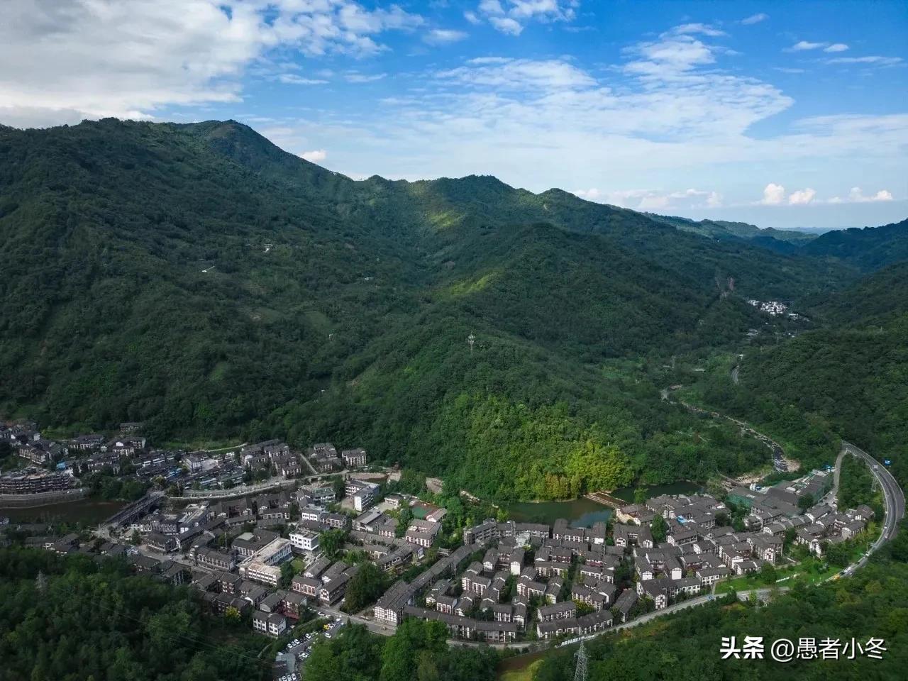 成都藏着一个雪山小镇，距市区80公里，清凉宜人，有着浓浓工业风！

旅行，就是从