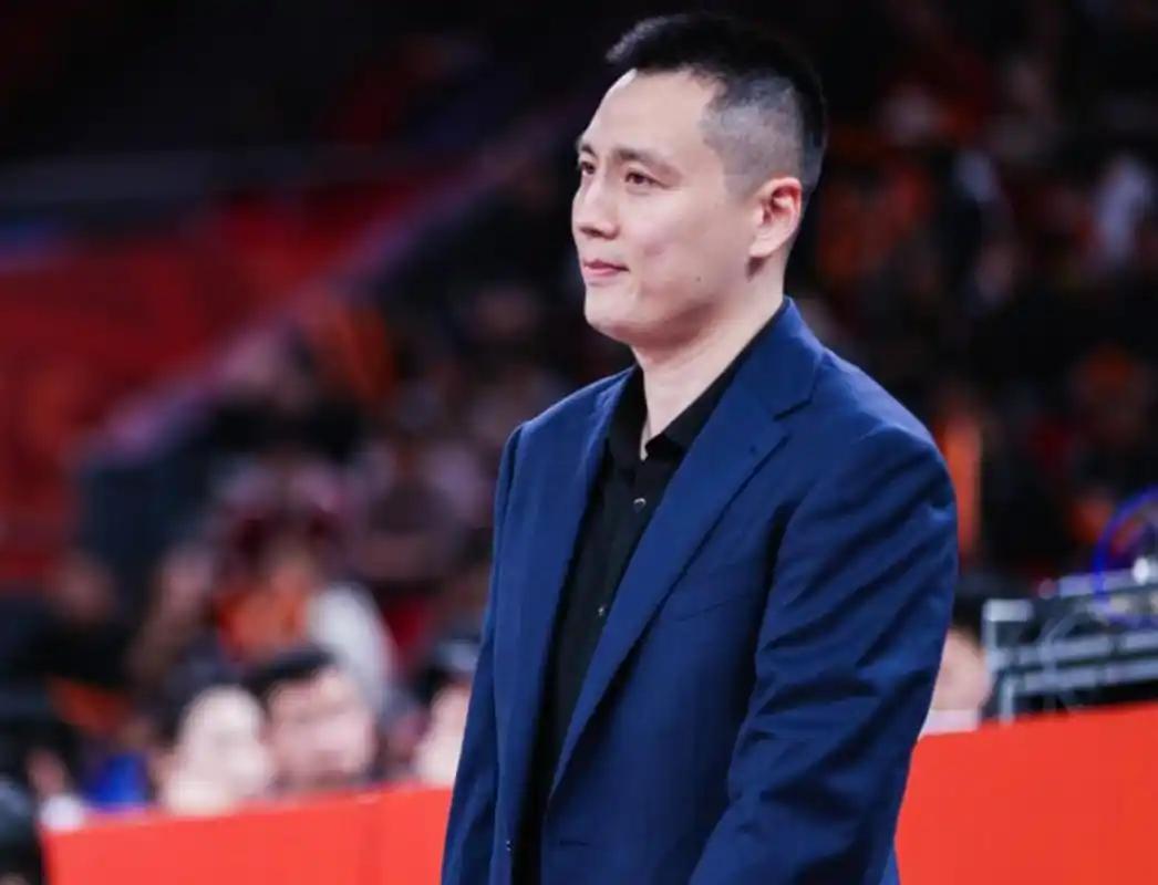 事情开始不对劲了。总决赛前，外界都在追问怀特塞德为何缺席，卢伟给出的答案是“脚伤