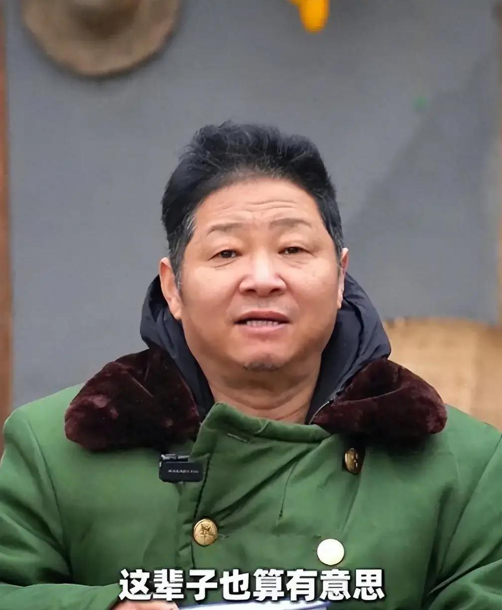 一位昔日红遍全国的演员，在2008年汶川地震后，毅然放弃演艺巅峰，带着妻子扎根四