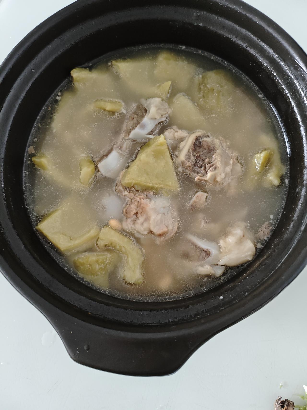 今日美食记录苦瓜性凉去湿，夏天多吃有好处，这几天苦瓜也便宜，昨天买了几个，儿媳妇
