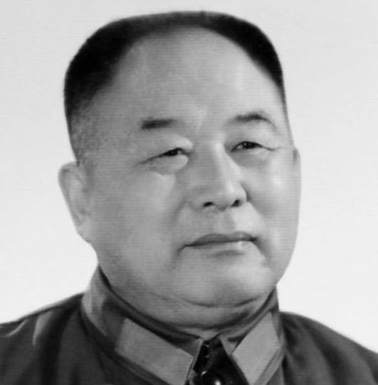 1969 年，李德生被毛泽东看重提拔，然而在中央军委层面，他出任总政治部主任的人