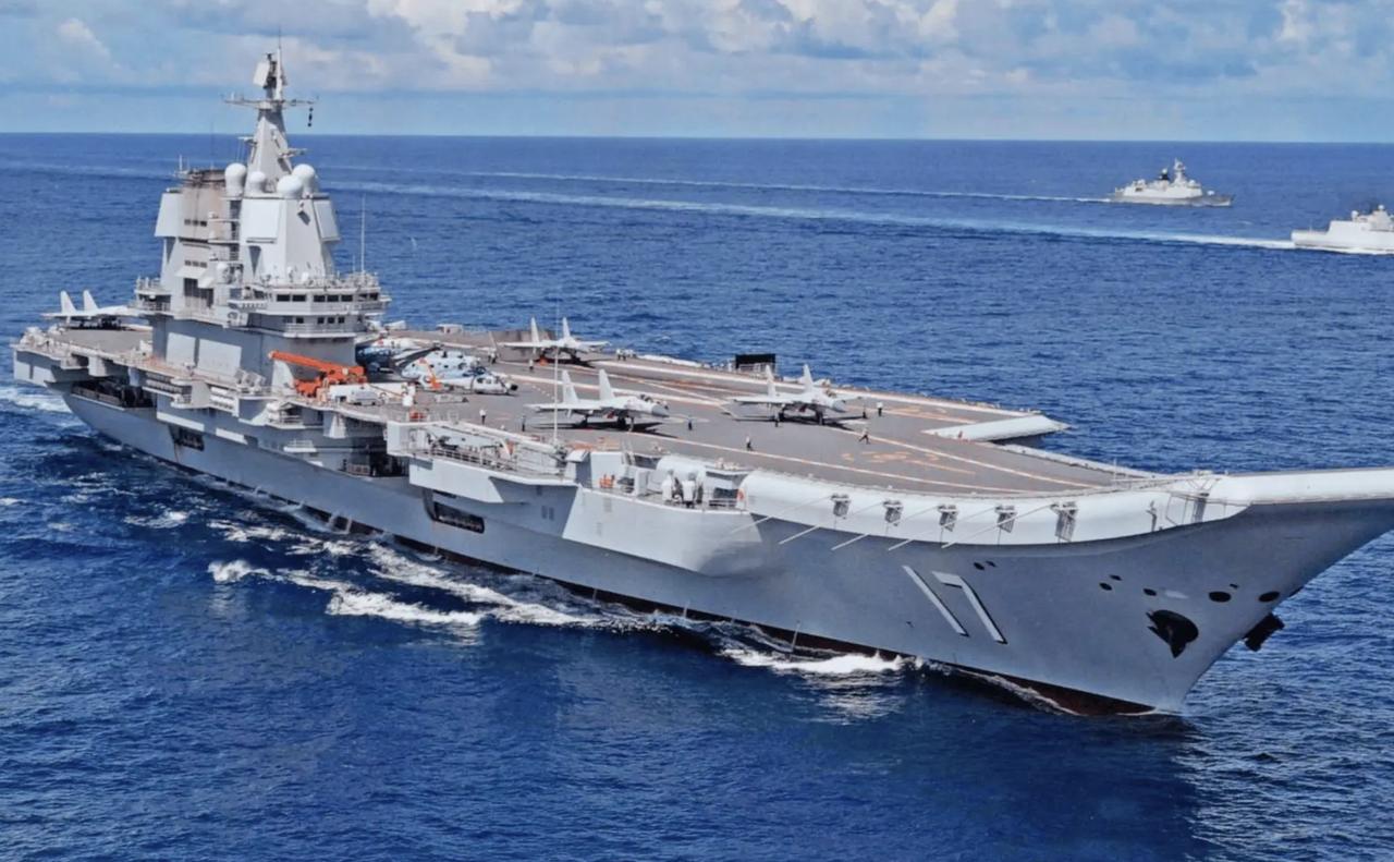 好家伙！日本舰机跟在我们辽宁舰编队屁股后面，不光偷拍盯梢，居然还搞起了“模拟攻击