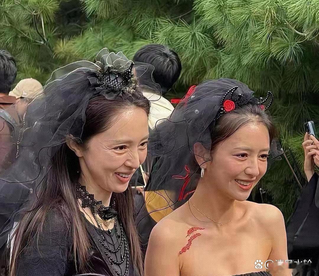 董璇佟丽娅素颜合照曝光，卸下精致舞台妆后尽显普通人模样。董璇皮肤白皙却难掩疲惫，