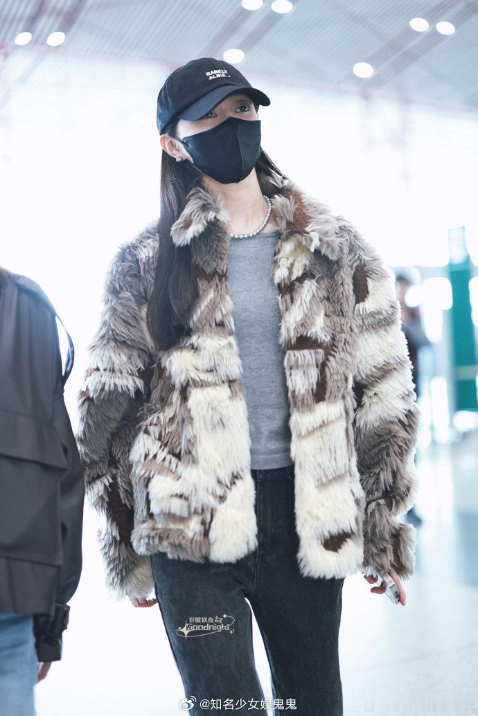 #宋轶穿白敬亭同款外套# 宋轶昨天机场穿搭，有眼尖的网友发现了宋轶穿白敬亭同款外