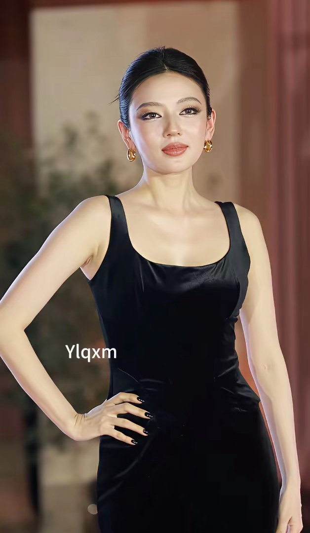 王亚飞前天给何瑞贤画的妆被吐槽显肿又显老  还不如美女平时自己画的呢！