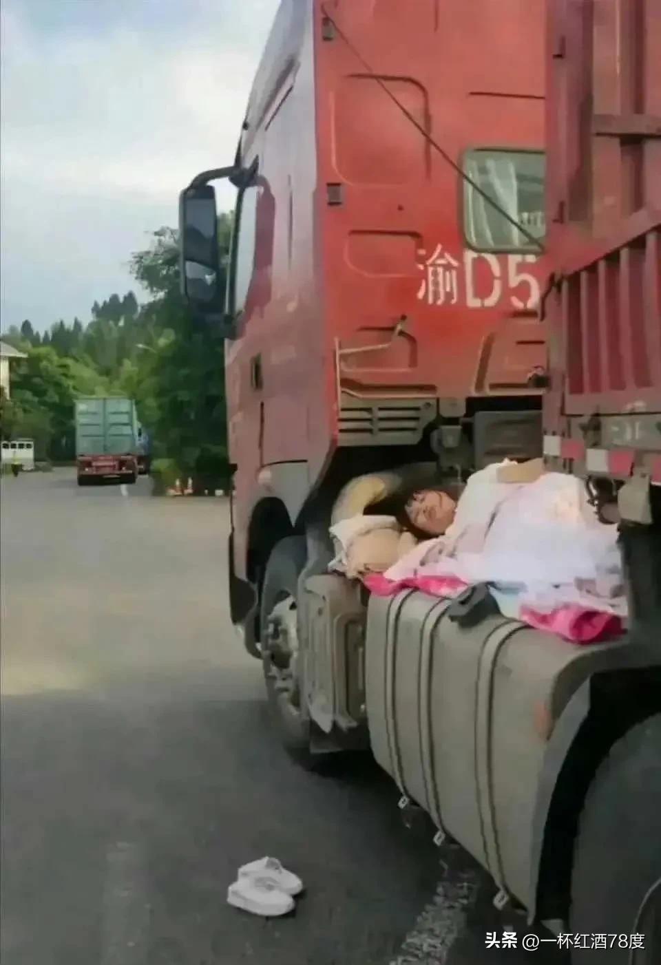 目睹大姐为让这箱油充分燃烧而如此行事，我内心感触良多。
生活中，谁不是为了生计而