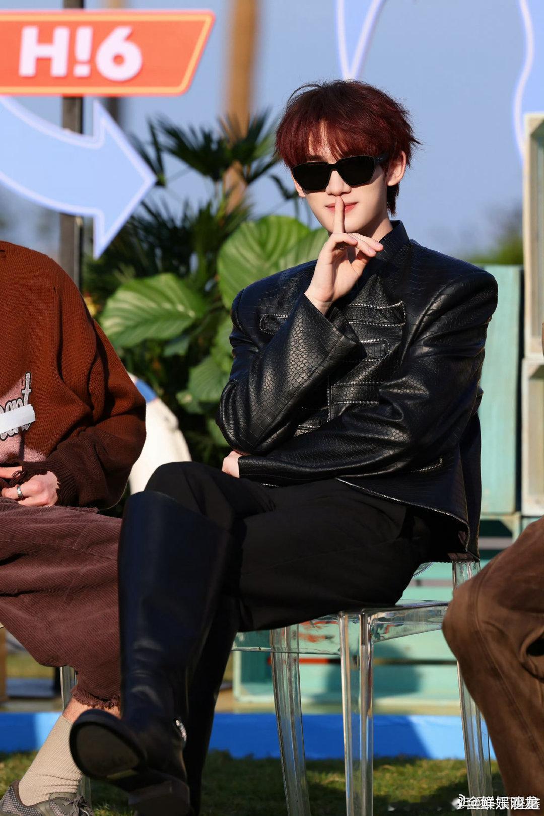 丁程鑫小露一手也很精彩你好星期六丁程鑫小露吉他功底，随手弹的旋律超有味道，会乐器