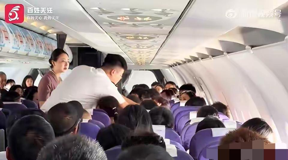 飞机正处爬升期，两乘客大打出手！8月6日，龙江航空LT6618航班，成都飞往哈尔